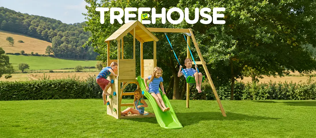 Plac zabaw z serii Treehouse ustawiony w ogrodzie